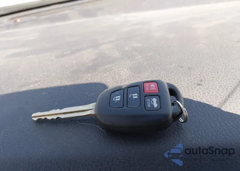 2017 Toyota Corolla Le z USA, uszkodzony, nr VIN 5YFBURHE7HP577935